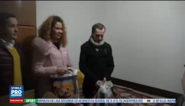Tinerii din Baia Mare si pompierii din Botosani au adus zambete pe fetele unor familii sarmane, chiar inainte de Craciun