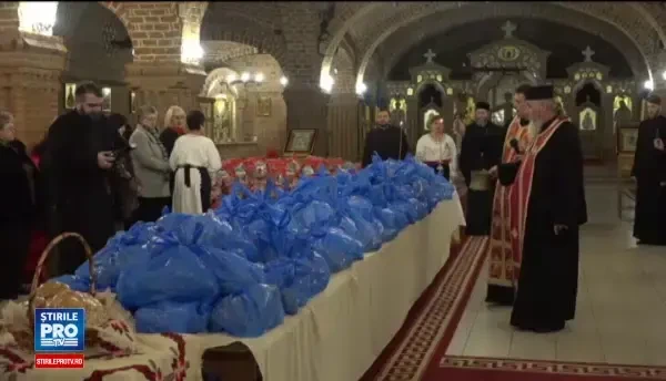 Catedrala din Baia Mare s-a umplut de pachete pentru cei nevoiasi. In semn de multumire, copiii veniti au colindat