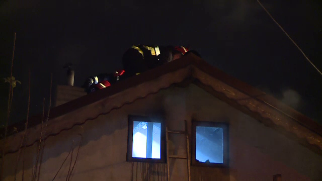 Incendiu puternic in sectorul 1 al Capitalei. Doua case au luat foc din cauze necunoscute; locatarii s-au salvat la timp