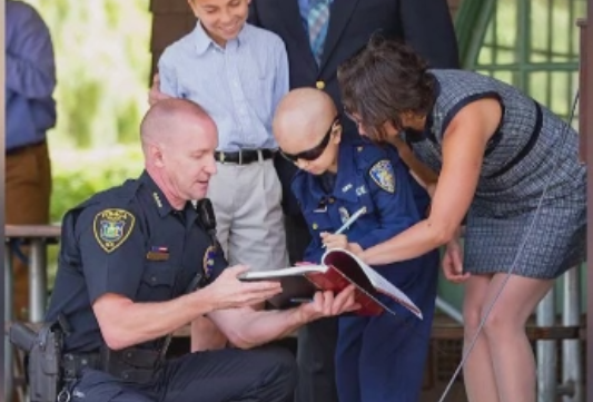 Un baiat de 9 ani, bolnav de cancer, a devenit erou in New York dupa prima sa misiune ca politist. Cum l-a prins pe Grinch