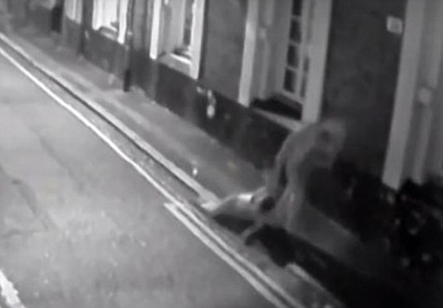 Atac violent pe strada. Momentul in care un barbat a tarat de par si a lovit o femeie, sub ochii trecatorilor. VIDEO