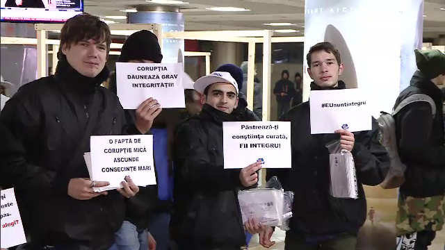 Lant uman in Pasajul Universitatii din Capitala. Elevii unui liceu au transmis un mesaj anticoruptie original