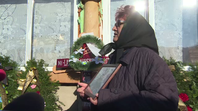 Trupul tanarului impuscat mortal in Londra, in octombrie, a ajuns acasa. "Toata lumea murmura in spatele meu, vreau adevarul"