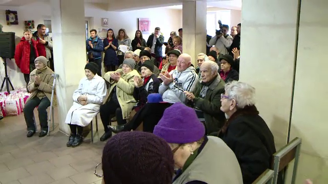 Pensionarii de la un camin din Iasi, emotionati pana la lacrimi de colindatori. "Parca i-as fi vazut pe nepotii mei"