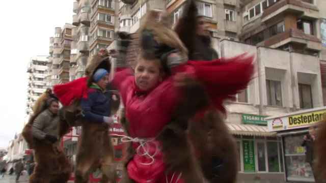 Cu o saptamana inainte de Craciun, orasele din Romania au inceput sa rasune de colinde. Reactia emotionanta a oamenilor