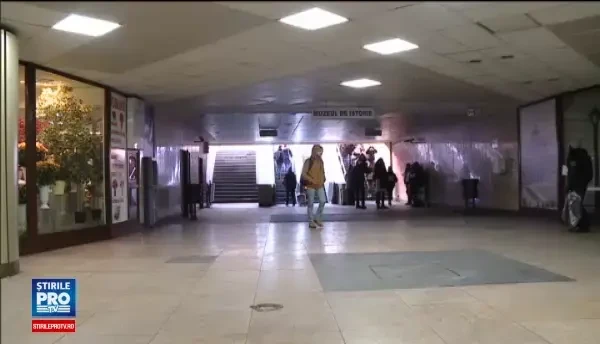 Lant uman in Pasajul Universitatii din Capitala. Elevii unui liceu au transmis un mesaj anticoruptie original