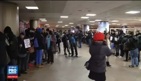 Lant uman in Pasajul Universitatii din Capitala. Elevii unui liceu au transmis un mesaj anticoruptie original