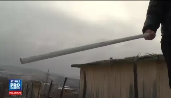 Ancheta in cazul profesoarei batute de un elev de 12 ani cu o teava. Baiatul s-a suparat ca a primit 4 la teza