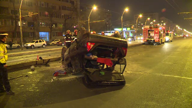 O masina s-a rasturnat, dupa ce a izbit cu putere un refugiu de tramvai. Soferul ranit a iesit singur din autovehicul
