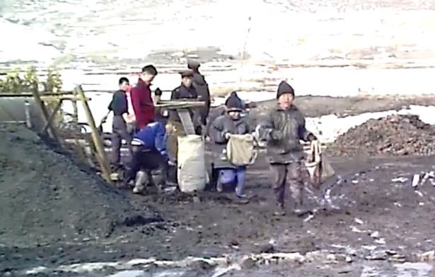 Imagini tulburatoare cu copiii sclavi din Coreea de Nord. La 7 ani sunt fortati sa munceasca intr-o mina de carbune