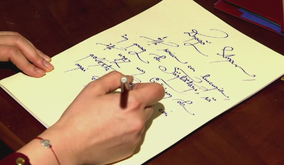 Cadouri handmade pentru Sarbatori. Cum a reusit o tanara sa-si transforme pasiunea pentru scris intr-o afacere