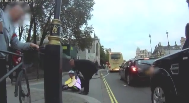 Momentul in care ministrul britanic al Transporturilor loveste un biciclist in timp ce deschide usa masinii sale. VIDEO