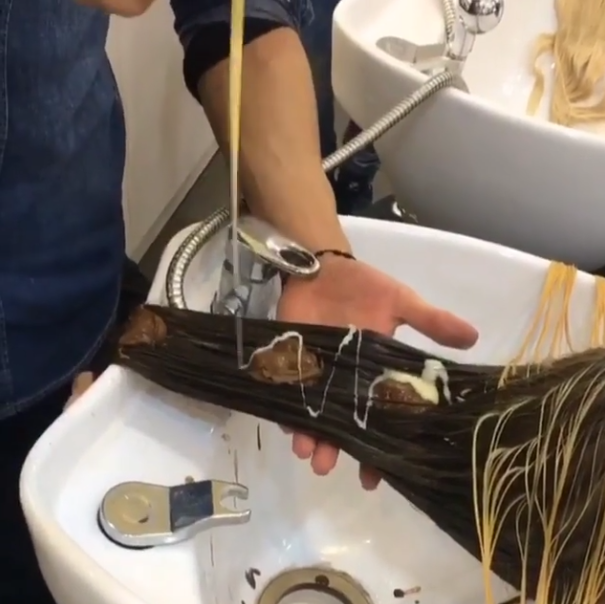 Cum arata femeia care si-a vopsit parul cu Nutella :)) Rezultatul final te va surprinde