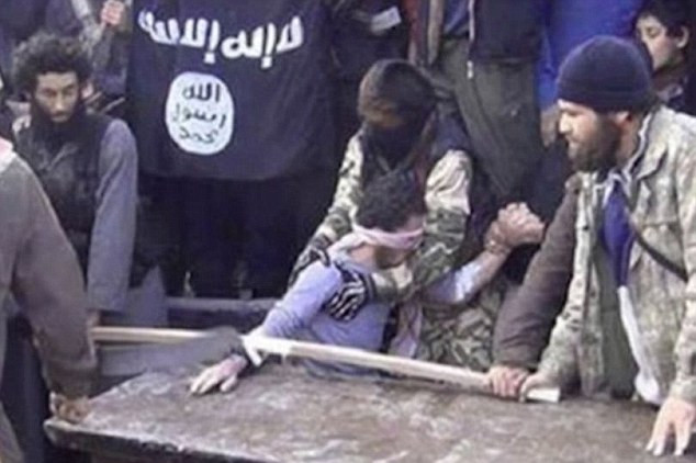 Doi frati irakieni au povestit cum le-au fost taiate mainile de catre ISIS. VIDEO