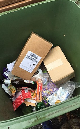 Un curier a aruncat coletele la gunoi dupa ce nu i s-a raspuns la usa. Mesajul lasat pe un bilet pentru destinatar