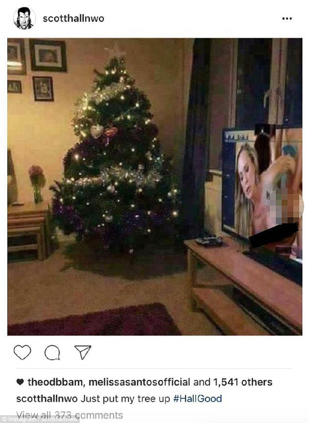 Un fost sportiv a facut o poza bradului de Craciun, dar cand a postat-o si-a dat seama de greseala. Despre cine e vorba. FOTO