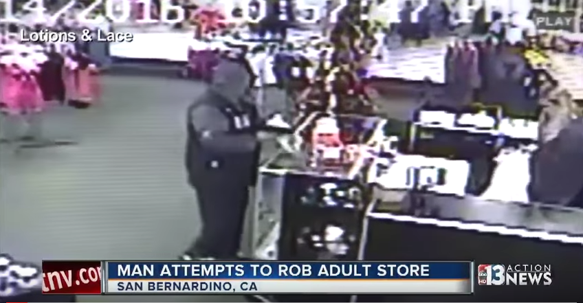 Un barbat inarmat a incercat sa jefuiasca un sex shop, dar s-a facut de ras. Angajatele l-au batut cu "jucariile". VIDEO