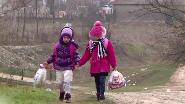 Traiesc fara curent de ani de zile, iar Craciunul si-l vor face langa un brad gol. Ce dorinta au cele 2 surori de Sarbatori