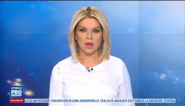 O masina s-a rasturnat, dupa ce a izbit cu putere un refugiu de tramvai. Soferul ranit a iesit singur din autovehicul