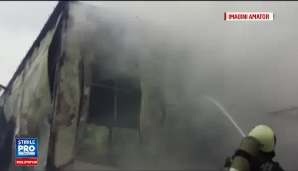 Un garaj plin cu motorina si utilaje de deszapezire a luat foc, in Constanta. Pagubele ar fi uriase