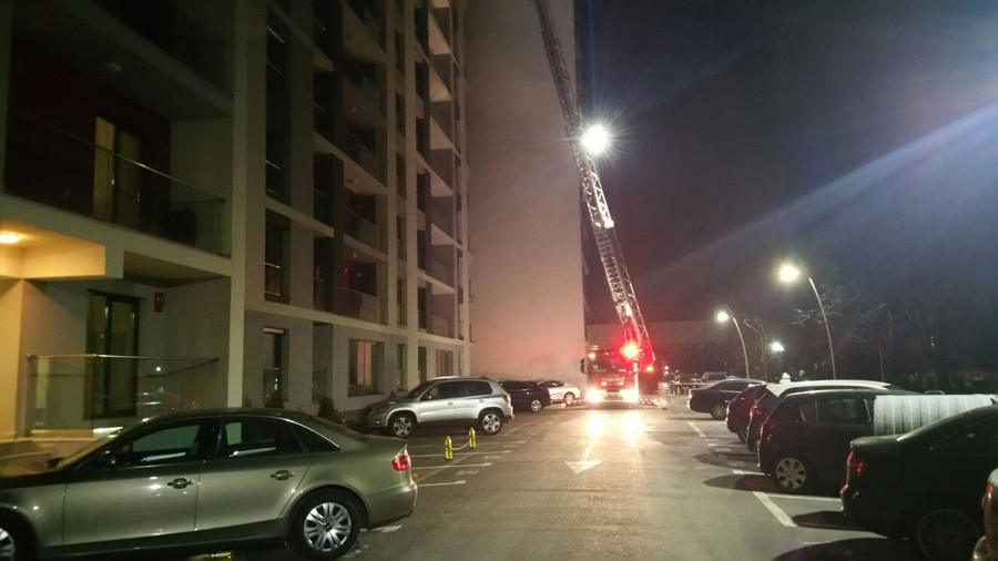 Incendiu la un bloc in zona Crangasi. Din cauza gerului, locatarii evacuati au fost adapostiti in ambulante