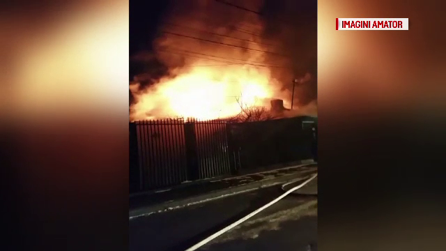 O casa a luat foc in sectorul 5 al Capitalei. Norocul prin care locatarii, printre care si un copil, au fost salvati