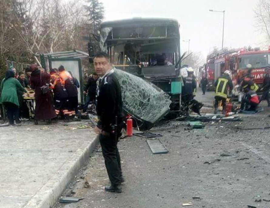 Atac cu 13 morti asupra unui autobuz care transporta militari, in Turcia. Erdogan da vina pe kurzi