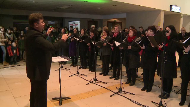 Surpriza pregatita de angajatii CFR din Arad pentru calatori. "Cred ca este nevoie de asa ceva in preajma sarbatorilor"