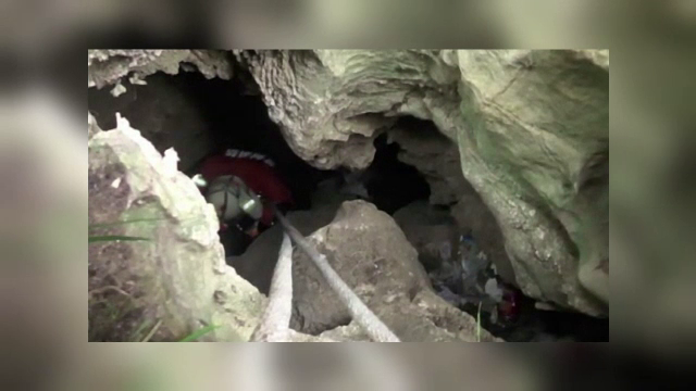 In drum spre serviciu, o tanara din China a cazut intr-o pestera subterana. Trei ore s-au chinuit pompierii sa o salveze