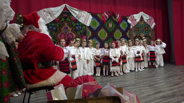 Cel mai asteptat moment al anului pentru copii. Cum s-au straduit micutii sa il impresioneze pe Mos Craciun la serbari