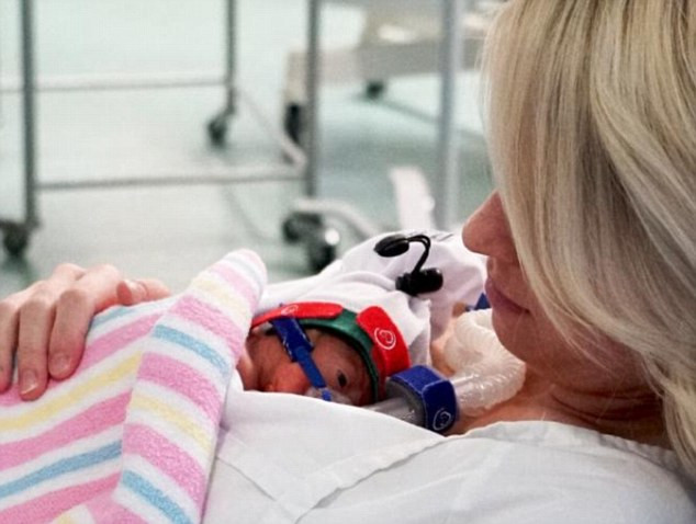 Povestea gemenilor care au venit pe lume la o luna diferenta. Perioada grea prin care a trecut mama intre cele doua nasteri