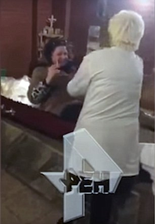 Angajatii de la o morga din Rusia s-au filmat in timp ce fumau si consumau alcool printre sicrie. Decizia luata de conducere