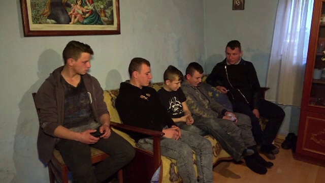 Cinci frati orfani au nevoie de haine si incaltaminte pentru iarna. Cea mai mare dorinta a lor: sa nu ii desparta nimeni