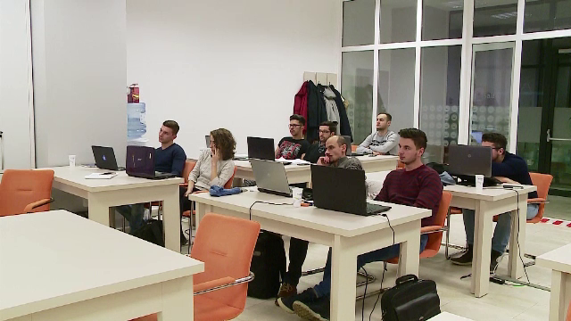 Romania are nevoie de 50.000 de specialisti IT, altfel va pierde sume importante. Cat va costa un astfel de curs