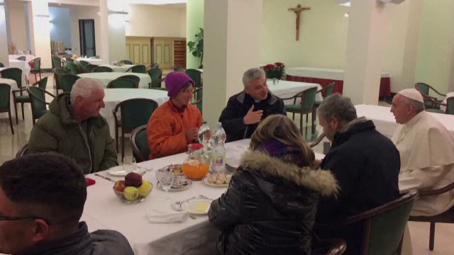 Papa Francisc a implinit 80 de ani. Suveranul Pontif a invitat la masa 8 oameni fara adapost, printre care si doi romani