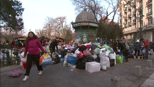 "Copacul cu Haine": sute de bucuresteni au donat haine si alimente pentru sarmani. Un voluntar a izbucnit in lacrimi
