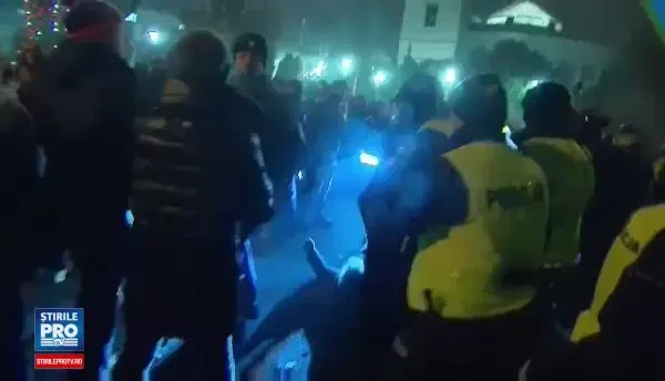 Parlamentul polonez, asediat de protestatari dupa ce accesul presei a fost limitat. Nu veti iesi pana la Craciun