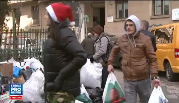 Copacul cu Haine: sute de bucuresteni au donat haine si alimente pentru sarmani. Un voluntar a izbucnit in lacrimi