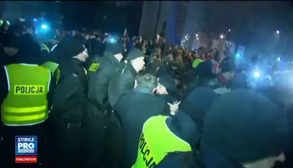 Peste 200 de deputati polonezi, blocati de protestatari in Parlament. Opozitia este acuzata ca a vrut sa preia ilegal puterea