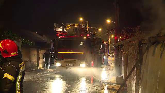 O casa din sectorul 5 al Capitalei a fost distrusa de flacari. Proprietarii, obligati sa faca sarbatorile la rude