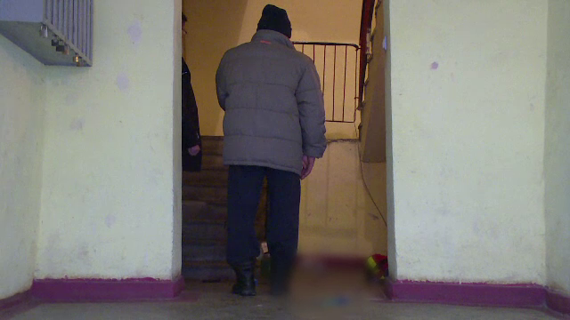 S-a intins peste balustrada si a cazut in gol cel putin doua etaje. Ce a vrut sa vada barbatul de 54 de ani din Bistrita