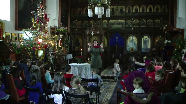 La initiativa unui preot din Iasi, studentii de la conservator i-au invatat gratuit colinde pe copii. "Repetam si acasa"