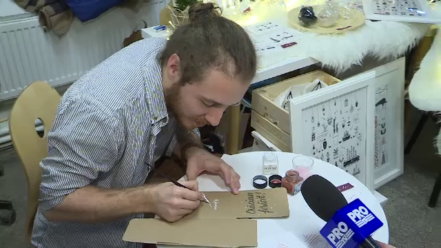 Targ alternativ de Craciun in Capitala. Tinerii artisti romani au creat manual decoratiuni, bijuterii si alte cadouri