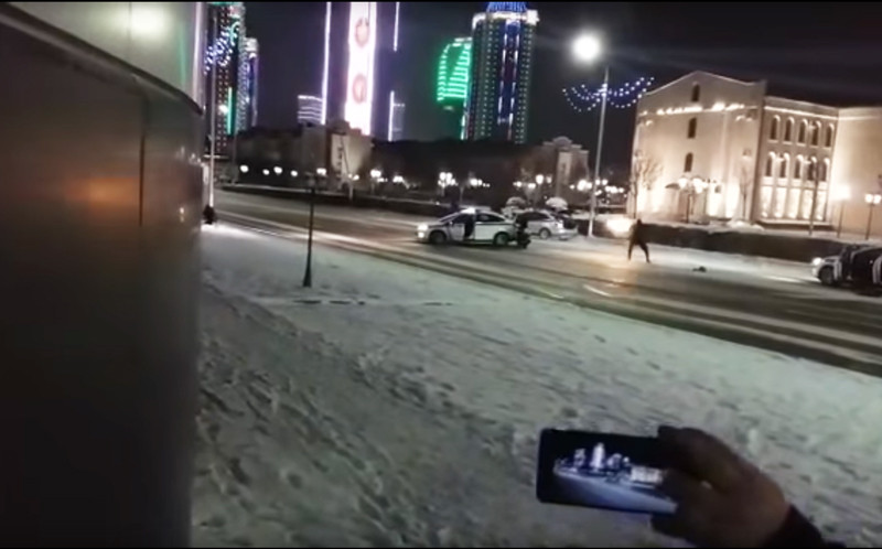 Batalie intre jihadistii ISIS si politie, filmata de trecatori pe strazile din Groznai. Cel putin 4 oameni au fost ucisi