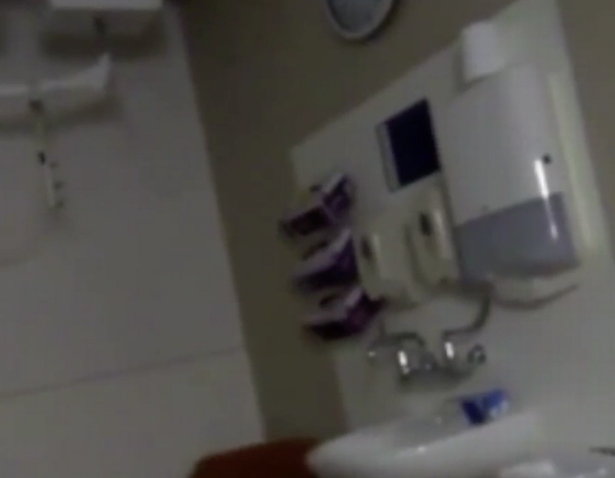 Un medic extenuat din Noua Zeelanda a intrat beat peste pacienti in salon, la 4 dimineata si a inceput sa injure. VIDEO