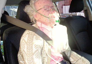 Au vrut sa salveze o batrana dintr-o masina parcata, dar au avut o surpriza. Ce au descoperit politistii cand au spart geamul