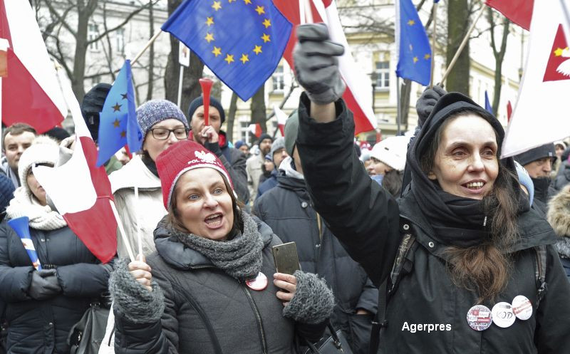 Criza in Polonia: presedintele se intalneste cu liderii partidelor parlamentare. Proteste in fata Curtii Constitutionale