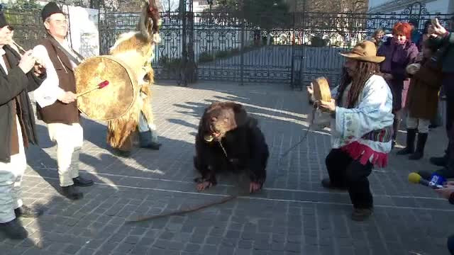 "Un popor care-si uita traditiile este un popor sortit la pieire". Cel mai mare festival de datini, organizat la Botosani