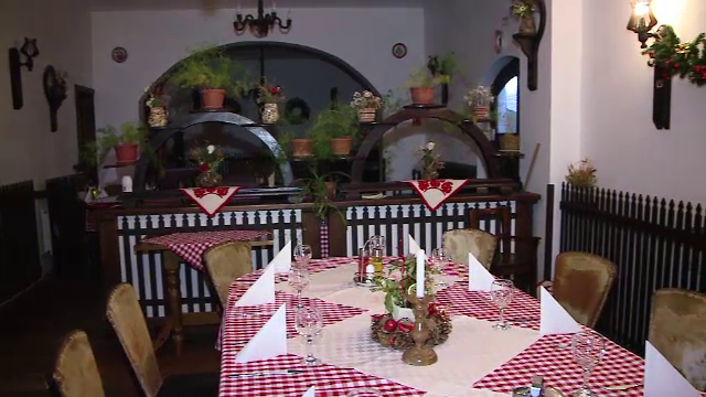 Proprietarii de pensiuni pregatesc preparatele traditionale pentru turisti. De la cat porneste pretul unei nopti de cazare