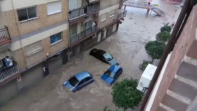 Inundatii devastatoare in orasul spaniol Murcia. Masinile au fost luate de ape, iar unii localnici au ramas blocati in ele